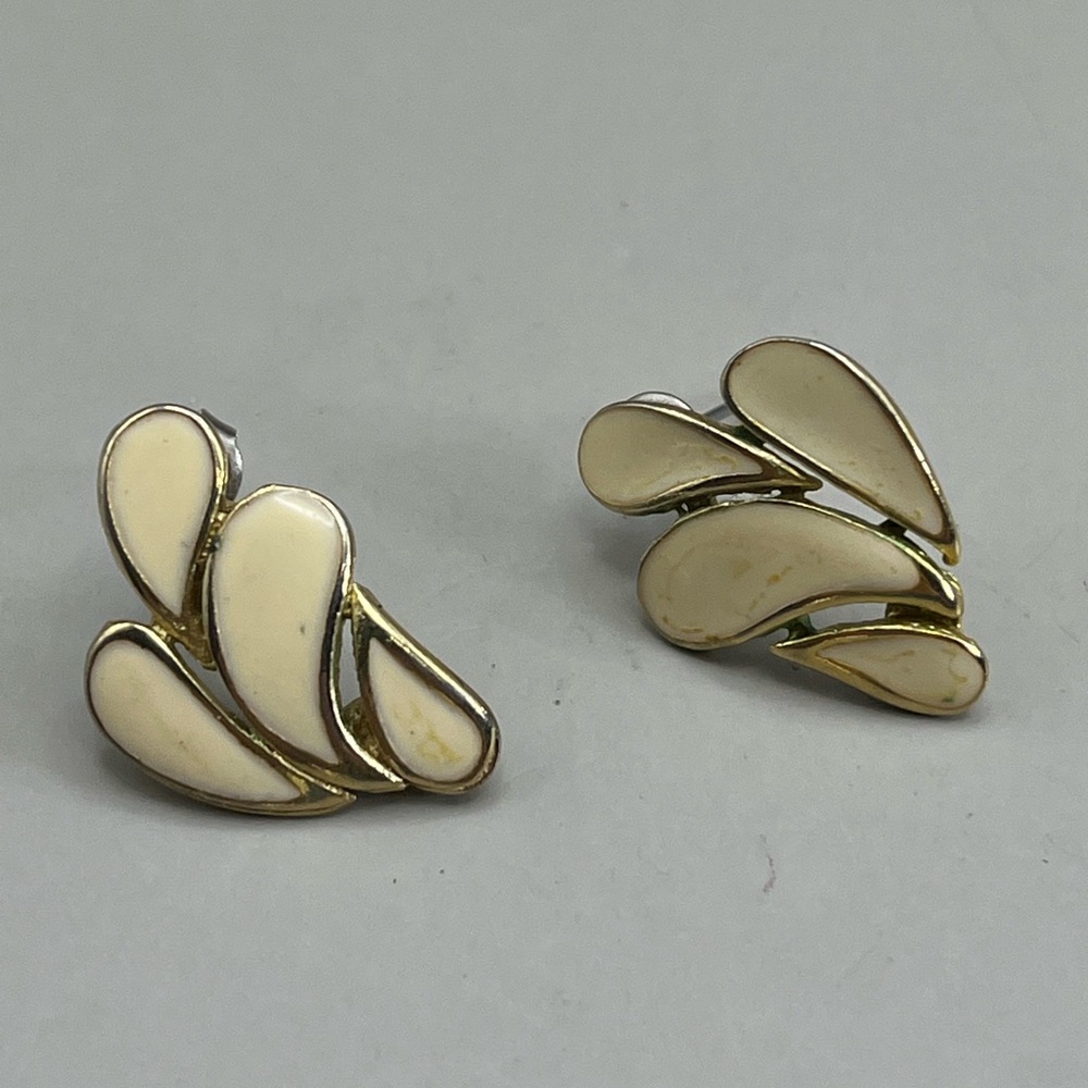 Elegant Cream and Gold Women's Earrings